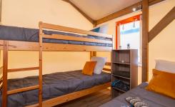 Location tente RESASOL 4/5 personnes : glamping authentique, 21 m², 2 chambres, coin cuisine complet, salle d'eau, terrasse couverte.