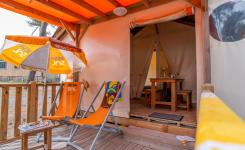 Hébergement glamping RESASOL 21 m² 4/5p : tente originale avec 2 chambres, cuisine complète, douche, WC séparés.