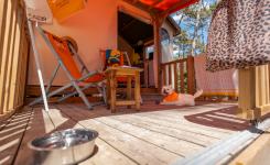 Glamping RESASOL animaux admis 4/5p : tente authentique 21 m², 2 chambres, cuisine équipée, salle d'eau, terrasse avec chiliennes.