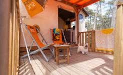 Hébergement glamping RESASOL 21 m² 4/5p animaux admis : 2 chambres, cuisine complète, douche, WC séparés, terrasse couverte.