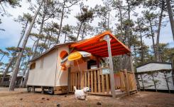 Tente glamping familiale RESASOL animaux admis 4/5p : 21 m², 2 chambres, cuisine équipée, salle d'eau, terrasse haute couverte.