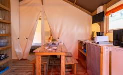 Camping RESASOL tente 4/5p animaux admis : 21 m² authentique, cuisine équipée, 2 chambres, salle de bains, terrasse couverte.