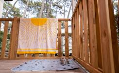 Tente RESASOL 4/5 personnes camping animaux admis : 21 m², 2 chambres, cuisine équipée, salle de bains, terrasse haute, famille et animaux.