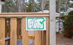Hébergement tente RESASOL 4/5p animaux admis : glamping authentique, 21 m², 2 chambres, cuisine équipée, salle d'eau, terrasse couverte.