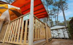     Tente RESASOL family glamping 4/5p animaux admis : 21 m², 2 chambres, cuisine équipée, salle de bains, WC séparés, terrasse, famille et bestioles.  Chaque balise est unique, avec des formulations variées et la mention claire "animaux admis".