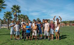 Jeunes du club ados réunis au camping : activités collectives, animateurs et moments de partage entre adolescents pendant les vacances.