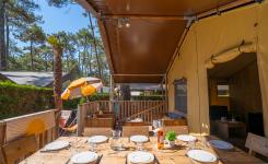 Espace terrasse abritée tente lodge Ecoluxe camping 5 étoiles Messanges