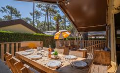 Grande terrasse bois couverte tente Ecoluxe 8P sous les pins Landes