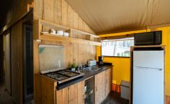 Détail électroménager cuisine tente lodge Ecoluxe camping Le Vieux Port