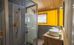 Douche et double vasque salle d’eau tente Ecoluxe 8P camping Le Vieux Port avec finitions modernes