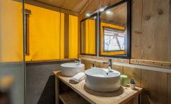 Salle d’eau avec douche et lavabos de la tente Ecoluxe 8 personnes