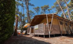 Tente Ecoluxe 8 personnes vue extérieure sous les pins au camping Le Vieux Port dans les Landes