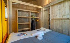 Intérieur chambre 1 tente lodge Ecoluxe 49 m² sous les pins Landes