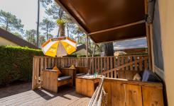 Façade tente lodge Ecoluxe 8P avec terrasse couverte camping 5 étoiles Côte d’Argent