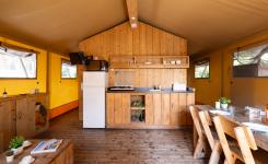 Salle à manger tente Ecoluxe 4/5P camping Le Vieux Port sous les pins