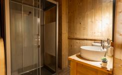 Douche et vasque salle d’eau tente Ecoluxe 4/5P camping Le Vieux Port ; Intérieur salle d’eau tente lodge Ecoluxe 60 m² avec finitions modernes