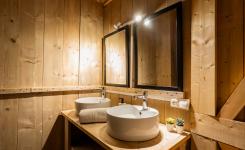 Salle d’eau avec douche et lavabo de la tente Ecoluxe 4/5 personnes