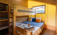 Chambre 2 avec lit double et lit superposé de la tente Ecoluxe 4/5 personnes
