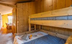 Détail chambre 2 tente lodge Ecoluxe idéale pour familles camping Landes