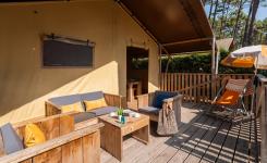Façade tente lodge Ecoluxe 4/5P avec terrasse couverte camping 5 étoiles Côte d’Argent