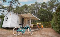 Terrasse du mobil-home Eco avec deux chiliennes et vélo pour balades au Camping Le Vieux Port