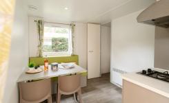 Coin cuisine équipé du mobil-home Eco 4 personnes à louer dans les Landes