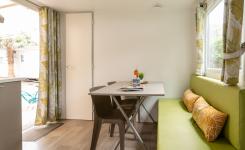 Kitchenette fonctionnelle du mobil-home Eco pour préparer les repas en camping