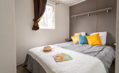 Lit double de la chambre principale du mobil-home Eco au Camping Le Vieux Port
