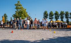Tournoi de pétanque entre collègue au boulodrome de l'immense plaine des sports du plus gros établissement des Landes dans le Sud-Ouest de la France pour passer un moment de détente professionnelle par temps ensoleillé