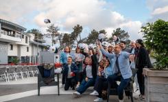 Lancé de casquettes de capitaine de navire sur la place devant la superbe et énorme salle de réception & spectacles de la région, dans une humeur joviale et professionnelle 