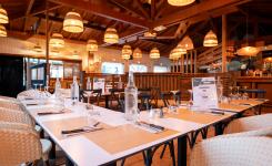 Espace de réception dîner dinatoire dans restaurant sur place tout inclus avec menus à la demande et de qualité, décoration soignée et raffinée, pour des collations d'entreprises professionnelles classieuses et mémorables