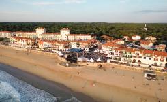 Réservez votre séjour au Camping Le Vieux Port et combinez vacances océan, nature landaise et festival latino. Et si vous préférez un hébergement en ville, laissez Resasol vous guider vers le logement idéal à quelques minutes de la fête.