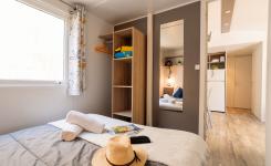 Chambre avec lit double dans le mobil-home Resasol animaux admis pour 8 personnes