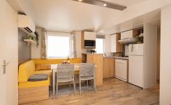 Salon du mobil-home pour 8 personnes acceptant les animaux