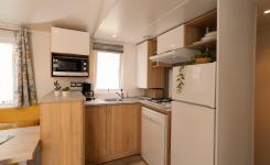 La cuisine du mobil-home Resasol 4 chambres dans les Landes
