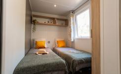 Chambre enfant avec 2 lits simple dans le mobil-home pour Resasol 4 pour 8 personnes.