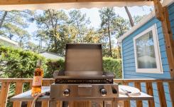 Mobil-home 8 personnes avec plancha de cuisson sur la terrasse