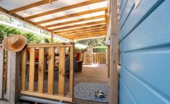 Terrasse du mobil-home Resasol 4 avec une gamelle pour les animaux admis.