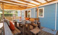 Terrasse du mobil-home Resasol 8 personnes avec une gamelle pour les animaux admis.
