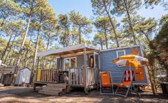 Façade du mobil-home Resasol 4/6 personnes avec terrasse couverte et mobilier extérieur