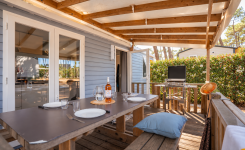 Table dressée sur la terrasse extérieure du mobil-home Resasol 4/6 personnes, aménagée pour les repas en plein air pendant les vacances au camping Le Vieux Port.