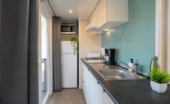 Cuisine équipée du mobil-home Resasol avec micro-ondes, cafetière à filtre et grille-pain
