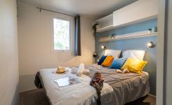 Chambre principale du mobil-home Resasol avec lit double de 140 par 190 cm