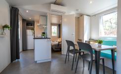 Canapé convertible du séjour offrant deux couchages supplémentaires dans le mobil-home Resasol