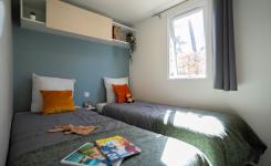 Chambre avec deux lits simples de 80 par 190 cm dans le mobil-home Resasol 4/6 personnes