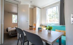 Intérieur du mobil-home Resasol 27 m² pour famille, dans une location où les animaux sont interdits pour certains modèles, et autorisés pour d'autres typologies
