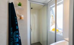 Salle d’eau du mobil-home Resasol avec douche et lavabo