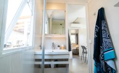 Toilettes séparées de la salle de bain dans le mobil-home Resasol pour 4 à 6 personnes avec salle de bain lumineuse et cosy, ultra fonctionnelle
