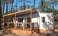 Aperçu du futur hébergement Chalet Écume au Camping Le Vieux Port à Messanges, Vue extérieure du futur Chalet Écume avec terrasse de 11 m², visuel 3D non contractuel