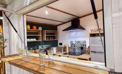 Terrasse du futur Chalet Écume représentée en modélisation 3D non contractuelle, , nouvelle location pour quatre personnes, avec bar comptoir blanc élégant pour les soirées d'été ou de printemps en séjour vacances bord de mer